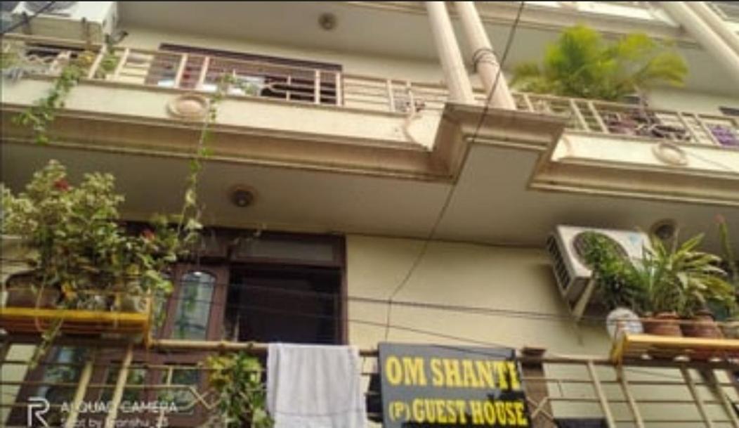 Om Shanthi Paying Guest House Varanasi Exteriör bild