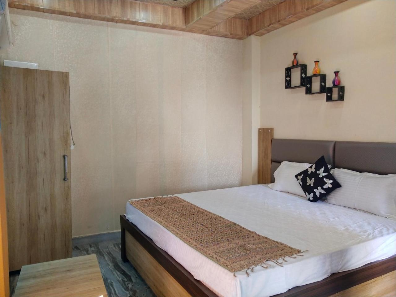 Om Shanthi Paying Guest House Varanasi Exteriör bild