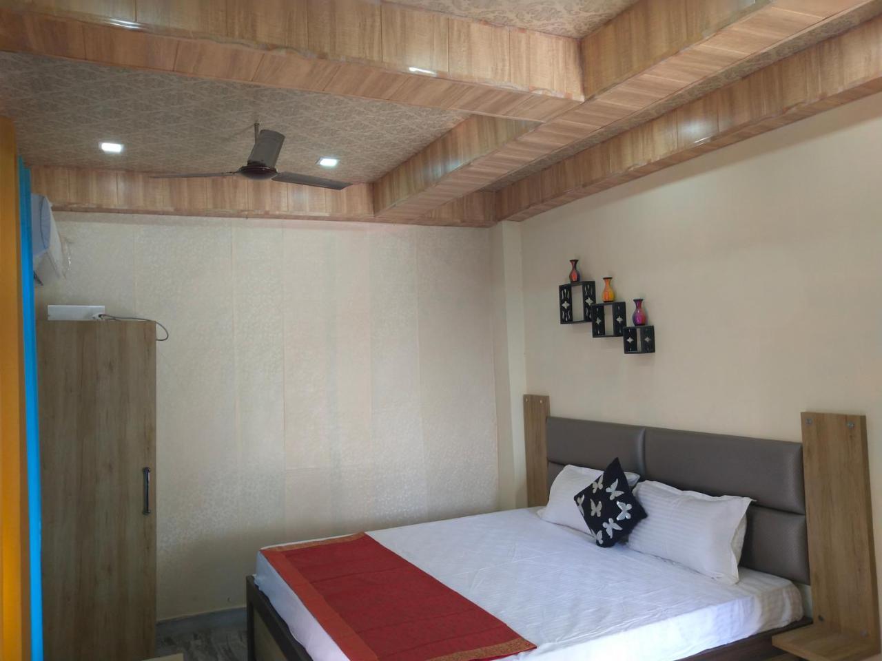 Om Shanthi Paying Guest House Varanasi Exteriör bild