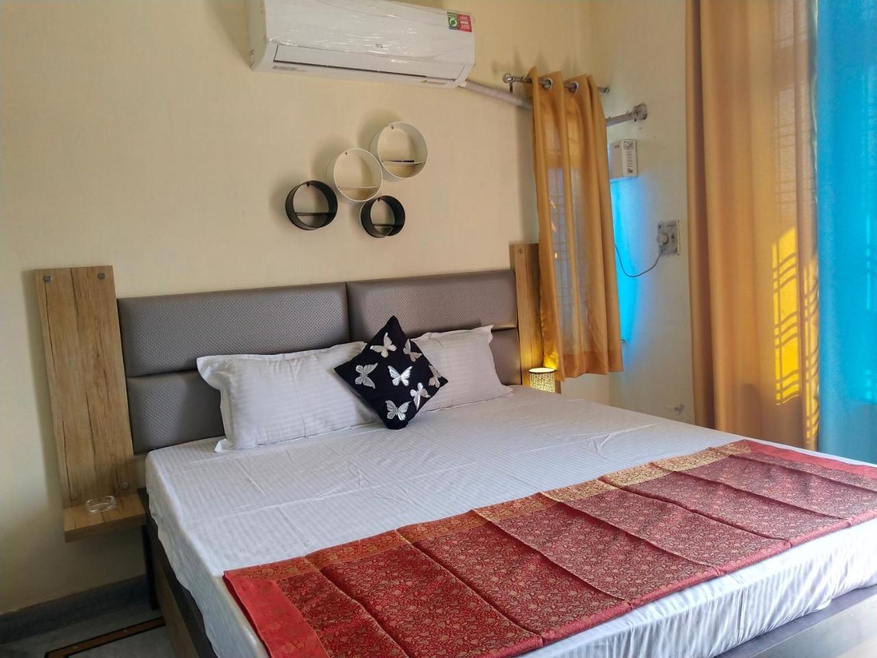 Om Shanthi Paying Guest House Varanasi Exteriör bild