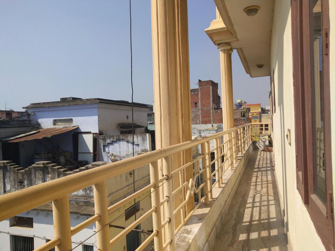 Om Shanthi Paying Guest House Varanasi Exteriör bild